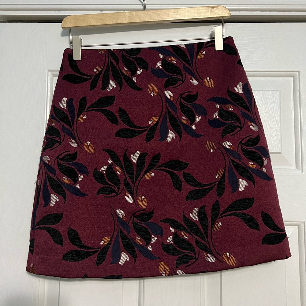Ann Taylor Factory Womens Burgandy Leaf Pattern Skirt / Size 2 Petite